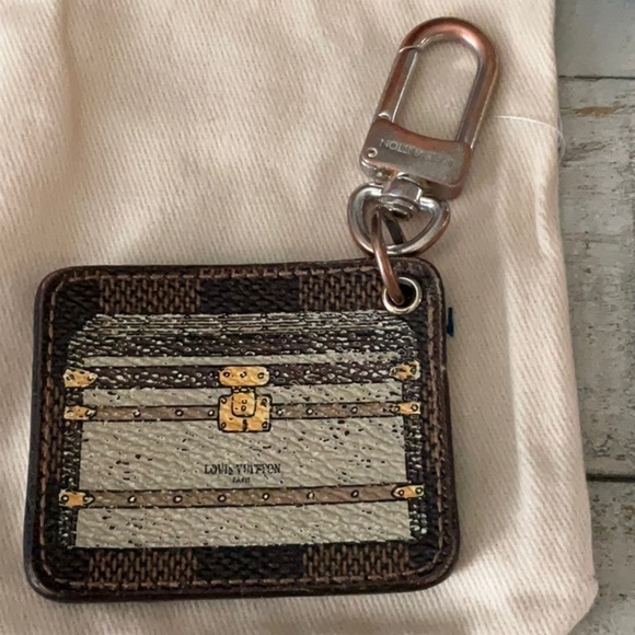LOUIS VUITTON Porte Cure llystre
Trunk Charm Key Holder - Picture 2 of 10